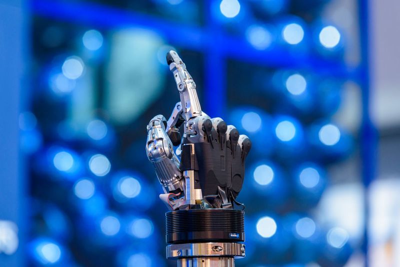 Auf der 35. Internationalen Fachmesse für Produktions- und Montageautomatisierung trifft sich die weltweite Roboter-Szene und zeigt die Systemintegration und Prozessfähigkeit von Robotern. (Bild: P. E. Schall)
