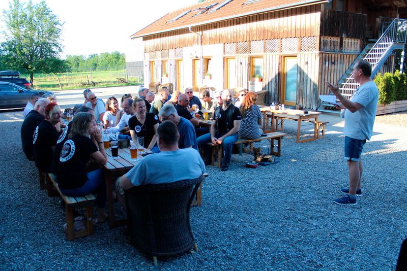 BITRIDER-Mastermind Werner Nieberle begrüßt und instruiert alle Mitfahrer. (Bild: Vogel IT-Medien GmbH et al.)