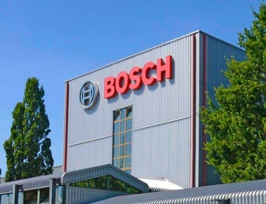Bosch hat im letzten Jahr schon Tausende von Stellen abgebaut. Aber die Pläne sehen bekanntlich vor, dass es Zigtausende werden. Wie es heißt, laufen die Verhandlungen in den meisten betroffenen Werken zufriedenstellend, um das Schlimmste zu vermeiden.(Bild:  Bosch)