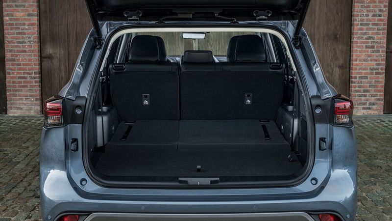 Über die drei Sitzreihen lässt sich der Kofferraum variabel vergrößern.  (Toyota)