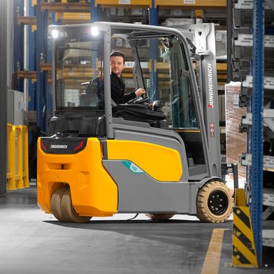 Der neu entwickelte Dreirad-Elektro-Gegengewichtsstapler EFG 220i von Jungheinrich steht für effiziente, leistungsstarke Materialflüsse im 48-Volt-Segment und kann bis zu 2 Tonnen tragen. (Bild: Jungheinrich)