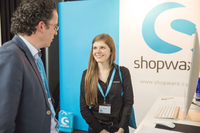 Shopware-Mitarbeiterin Jessica Homan beim Kundengespräch (Bild: Shopware)