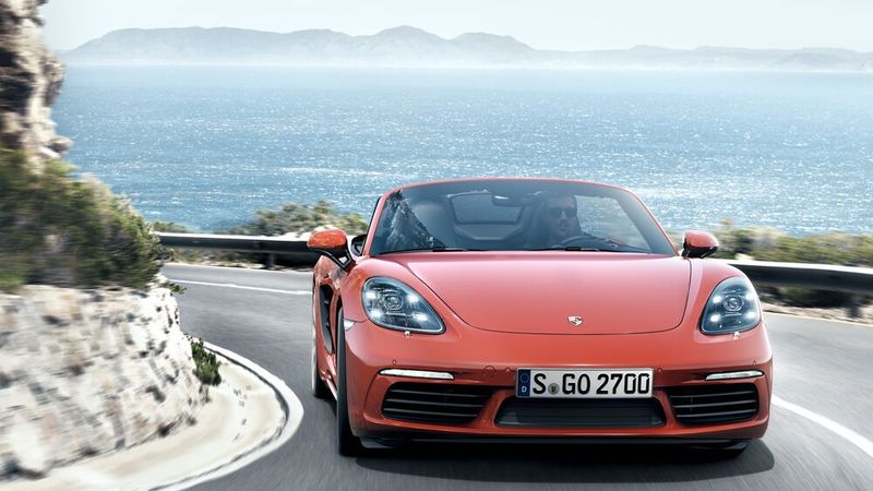 Genau 20 Jahre nach dem ersten Boxster debütierte 2016 der vierte Boxster (982): Die Typenbezeichnung 718 Boxster erinnerte an den Mittelmotor-Porsche 718 von 1957. Seitdem wird er von einem Vierzylinder-Boxer mit Turbolader anstatt eines Sechszylinder-Boxermotors ohne Aufladung angetrieben.Der Hubraum sinkt in der Basisvariante von 2,7 l auf 2,0 l und in der S-Variante von 3,4 l auf 2,5 l. Die Aufladung führt zu einer Leistungssteigerung. Diese steigt in der Basisvariante auf 220 kW (300 PS) und in der S-Variante auf 257 kW (350 PS). (Bild: Porsche)