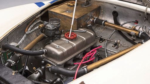 Über das am Motorblock angeflanschte Getriebe und eine Kardanwelle wurde die Antriebskraft an die Hinterräder weitergeleitet.  (Bild: Škoda)