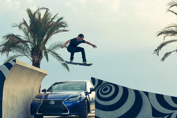 Lexus Hoverboard Testfahrer Ross McGouran bei seinem Sprung über ein Auto für den Film‘SLIDE’. (Bild: Olly Burn)