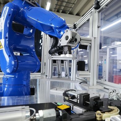 Zu den Kernkompetenzen von Weiss gehört die Projektierung von komplexen robotergestützten Montage- und Prüfstationen für die gefertigten Kunststoffbauteile. (Bild: Weiss Illertissen)
