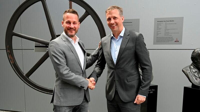 Andreas Gorbach, Vorstandsmitglied bei Daimler Truck (li.) und Deutz-Chef Sebastian C. Schulte besiegelten die Kooperation.