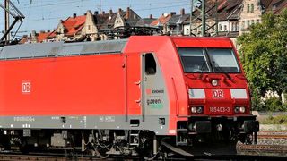 Nachschub rollt! Der Bahn-Logistikpartner DB Schenker versorgt Kunden ab sofort mit Ersatzteilen aus dem 3D-Drucker. Damit sollen Lieferkettenprobleme aus der Welt geschafft werden. (Bild: DB Schenker)