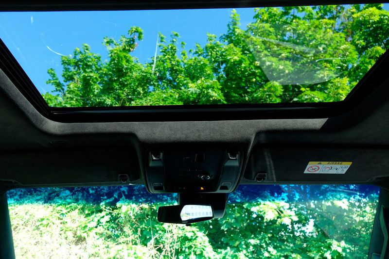 Ein Panoramaglasdach sorgt für einen lichtdurchfluteten Innenraum. (»Automobil Industrie«/Jens Scheiner)