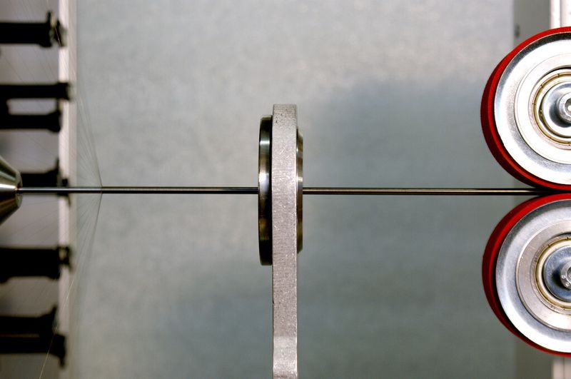 feinste Nitinoldrähte (links) werden um einen Kern herum zu einem filigranen Gefäßimplantat geflochten (Bild: Contrinex/Koerting)