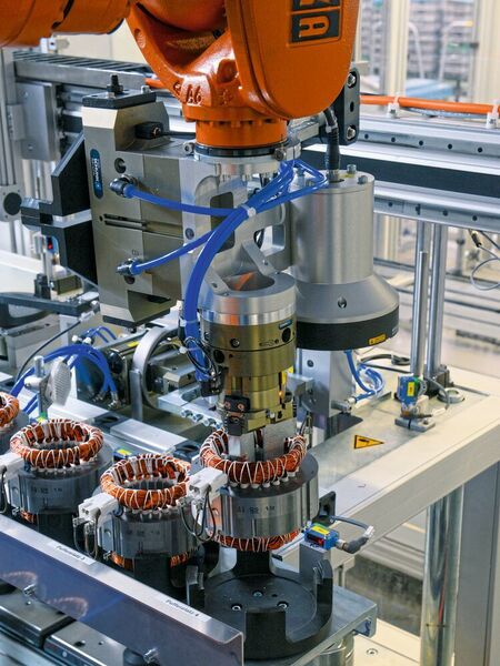 Die Statoren werden von dem Kuka-Roboter nach der Prüfung an einer Wendestation abgelegt. (Kuka)