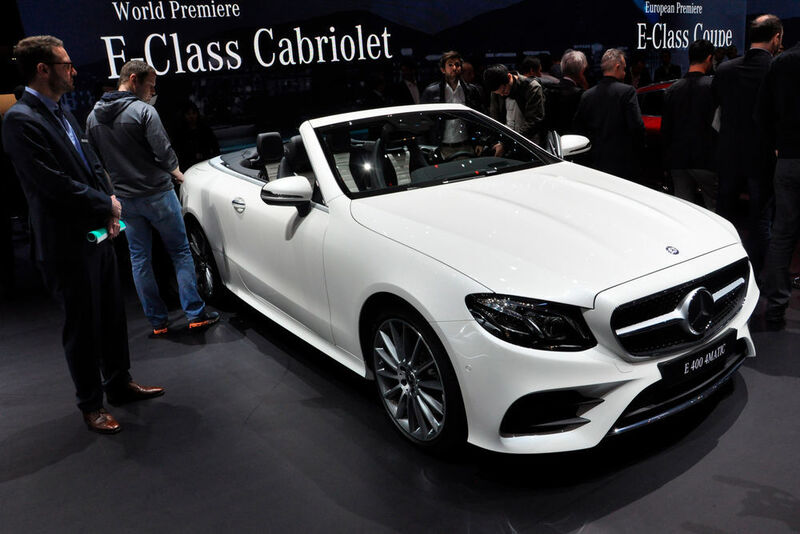 Als Weltpremiere steht auf dem Mercedes-Stand die Cabrio-Version der neuen E-Klasse. Sie bietet im Vergleich zum Vorgänger deutlich mehr Platz – vor allem im Fond. Dort wuchs der Sitzabstand um fünf Zentimeter. (Wehner / »kfz-betrieb«)