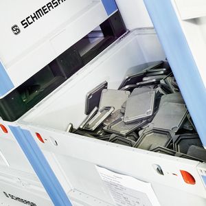 Die Bitobox SL 86 nimmt hohe Lasten bis zu 500 Kilogramm auf und kann dazu noch ergonomisch gehandhabt werden – hier im Einsatz bei Schmersal.