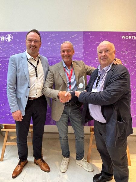 Maurits Tichelman (Intel) gratuliert Siegbert Wortmann und Tom Knicker zu 40 Jahren gemeinsamer Innovation. (Bild: Vogel IT-Medien GmbH)