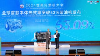 Weichai Power hat seinen neuen effizienten Dieselmotor in Tianjin vorgestellt. Links: Helge Knobbe, Director Industry Service TüV Süd Greater China, und Tan Xuguang, Vorsitzender von Weichai Power. (Bild: Weichai Power Co.,Ltd.)