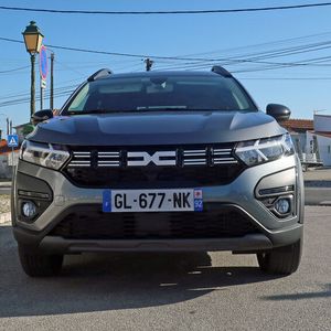 Mit dem neuen Logo wirkt die Front moderner als zuvor.(Bild:  Simon – »kfz-betrieb«)