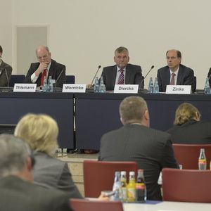 "Der Optimismus der Prozessindustrie ist mit Händen zu greifen!" (Dr. Michael Thiemann, Vorsitzender des ACHEMA Ausschusses) - Trotz Energiewende und Schuldenkrise startet die Leitveranstaltung der Prozessindustrie optimistisch...