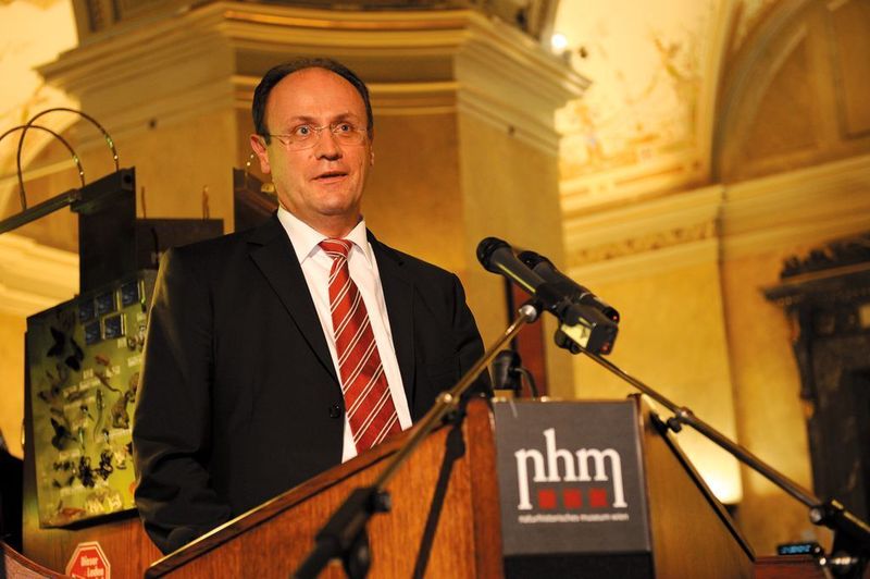 Manfred Joost, Leiter Retailmonitoring beim Mercedes-Benz-Vertrieb Deutschland, lobte die Mercedes-Servicepartnerin Susanne Oppel-Burns als kompetente Unternehmenslenkerin. (Archiv: Vogel Business Media)