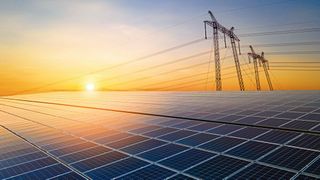 Solarpark: Auf einem ehemaligen Braunkohletagebau im Süden von Leipzig entsteht auf einer Fläche von 500 Hektar ein Solarpark mit einer Leistung von 650 Megawatt. (Bild: (c) bilanol - stock.adobe.com)