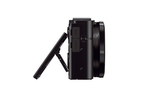 Der LCD-Monitor der Cybershot RX100 II lässt sich nun um 84 Grad hoch- und um fast 45 Grad herunterklappen, so dass selbst dann noch auf das Display geschaut werden kann, wenn die Kamera wenige Millimeter über dem Boden oder am ausgestreckten Arm in der Luft auf Motivsuche geht. (Bild: Sony)