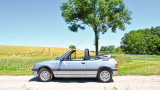 Der 205 war in den Achtzigern der Rettungsanker für den angeschlagenen Peugeot-Konzern. Zu seiner Popularität trug auch das 1986 präsentierte Cabriolet bei. (Bild: Dominsky – VCG)