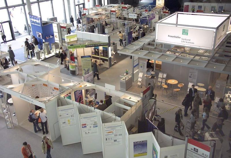 Im Biotechnologie-Forum 0 werden biotechnologische Produkte und Verfahren präsentiert.  (Bild: Dechema/Helmut Stettin)