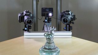 Die Software „3Digify“ verwandelt zwei gewöhnliche Kameras und einen Projektor zu einem 3D-Scanner. (Bild: DFKI)