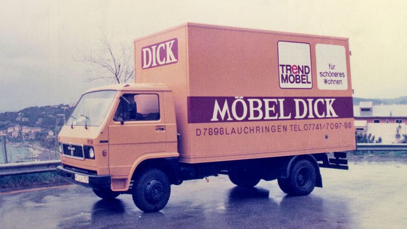 Der MAN-VW, ursprünglich als 6 bis 9 Tonner, von 1981 bis 1987 als 6 bis 10 Tonner und ab 1987 als G 90 bezeichnet, ist ein in Zusammenarbeit von MAN und Volkswagen entwickelter und von 1979 bis 1993 produzierter Lastkraftwagen. Das Fahrzeug war als Pritschenwagen, mit Kippbrücke, als Sattelzugmaschine und als Fahrgestell mit Führerhaus lieferbar. Die Dieselmotoren, Chassis und Vorderachsen steuerte MAN bei, während das vom VW LT abgeleitete Fahrerhaus, Getriebe und Hinterachsen von VW stammten.  (Bild: CC BY-SA 4.0)