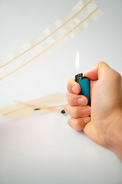 Flammwidrig ohne PFAS! Wo sonst der mit fluorhaltigen Substanzen beschichtete Kunststoff Polyimid (PI) genutzt wurde, können jetzt auch per WEAM gefertigte, sortenreine Systeme eine Alternative sein. (Bild: Fraunhofer IWU)