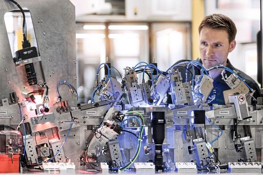 Bild 1: Rund 4.500 Projekte bearbeitet der Schaeffler- Sondermaschinenbau jedes Jahr – jedes einzelne ist komplex und mechatronisch, viele mit Robotikanteilen. Bild 1: Rund 4.500 Projekte bearbeitet der Schaeffler- Sondermaschinenbau jedes Jahr – jedes einzelne ist komplex und mechatronisch, viele mit Robotikanteilen.