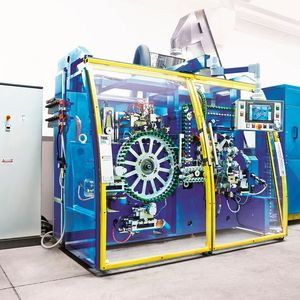 Ansicht einer Todema Coltal-Maschine zum Bedrucken, Prägen und Lackieren von Schraubverschlüssen und Agraffen für den Getränkesektor.