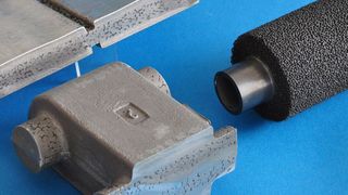 Hochleistungskeramik kann als Krätzeschild, Filtersystem oder als besonders gut wärmeleitende Preforms im Metallguss von Vorteil sein, sagt die Forscher vom IKTS. Halle 5 am Stand A26. (IKTS)