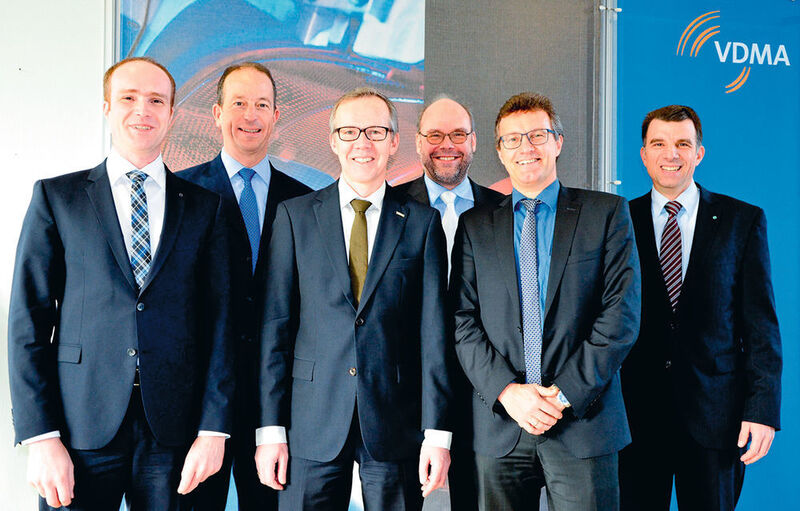 Der AG-Vorstand von links: Marc Kirchhoff (Trumpf), Nicolas Beyl (Krauss-Maffei), Matthias Graf (Dieffenbacher), Klaus-Peter Welsch (Geiss), Peter Egger (Engel Austria) und Jochen Schmidt (Karl Mayer Malimo). Ein weiteres Mitglied, Lothar Gräber von Schuler Pressen, war leider verhindert. (Bild: VDMA)
