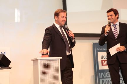 Ingram-Micro-Chef Gerhard Schulz (li.) drückt den Startknopf für IM.Order 6. (Archiv: Vogel Business Media)