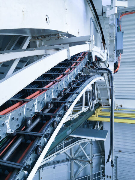 Ein groß dimensioniertes Energieführungssystem mit Stahlketten für das weltweit größte Solar-Teleskop. (Tsubaki Kabelschlepp)
