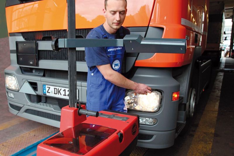 Fast jedes fünfte überprüfte Nutzfahrzeug wies beim Licht-Test 2020 Mängel auf.(Bild:  Promotor)