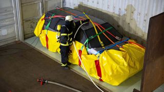 Der Recover-E-Bag, fertig angebracht, mit Löschlanze zum Kühlen des Innenraums. (Bild: Samoiski)