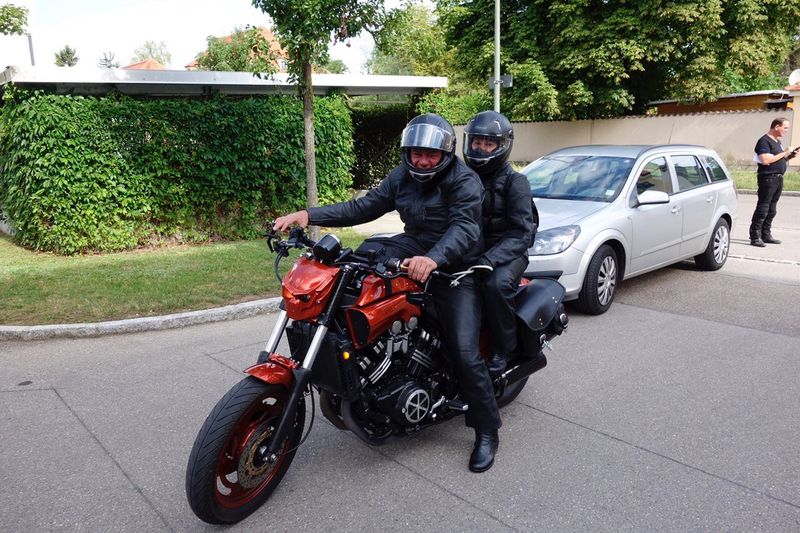 Frank und Katy Rühlicke düsen mit ihrer auf diabolisch getrimmten Yamaha VMAX 1200 an. (Vogel IT-Medien GmbH)