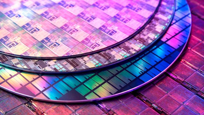 Mehrere strukturierte Halbleiter-Wafer mit reflektierenden Interferenzfarben.(Bild:  Dall-E / KI-generiert)