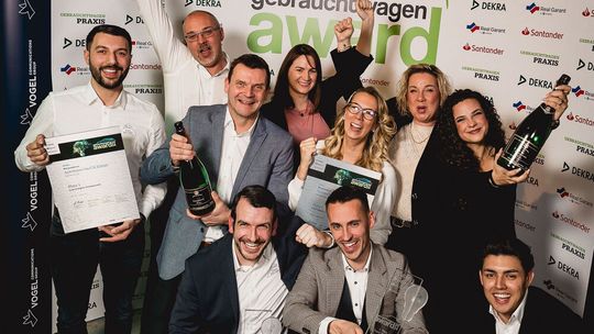 Die Gewinnerteams des Gebrauchtwagen Awards 2024: Autohaus Gaul & Klamt (Kategorie Vertragshandel) und Autowelt Prusseit (Kategorie Freier Handel)(Bild:  Stefan Bausewein)