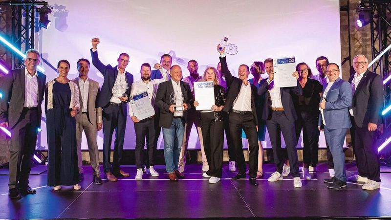 Die Award-Partner Bank Deutsches Kraftfahrzeuggewerbe (BDK), CG Car-Garantie Versicherungs-AG, Deutsche Automobil Treuhand (DAT), Loco-Soft, Mobile.de und TÜV Nord Mobilität gratulierten den Gesamtsiegern. (Bild: Stefan Bausewein)