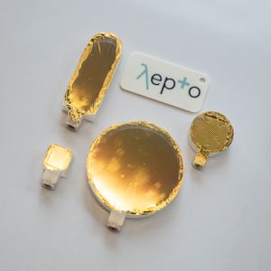 Die Terahertz-Filter von Lepto bestehen aus einer dünnen Polymerfolie mit einer mikrostrukturierten Goldoberfläche, die auf einem 3D-gedruckten Rahmen befestigt ist. Dadurch sind die Komponenten besonders leicht und individuell anpassbar. (Bild:  Empa)