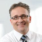 Titel, Name: Carsten Knobel Geburtsjahr, -ort: 1969 in Marburg/Lahn Funktion: Mitglied des Vorstands Firma: Henkel AG & Co. KGaA      Ausbildung: 1990-1995 Studium der Betriebswirtschaftslehre und Technischen Chemie an der TU BerlinSeit 2010 Alumnus Harvard Business School (Executive Education Program)        Berufliche Laufbahn:      1995-1998 Management Assistent von Prof. Dr. Umbach, Vorstand für Forschung & Entwicklung    1998-2002 Leiter Internationales Marketing Controlling SGE Haar, Kosmetik/Körperpflege     2000-2002 Direktor Regional Controlling NA, LA, Asien, Kosmetik/Körperpflege     2002-2004 Internationaler Marketing Manager in der SGE Haar (Taft), Kosmetik/Körperpflege     2004-2005 Direktor Business Development Kosmetik/Körperpflege Finanzielle Integration von Dial in Scottsdale (USA)     2006-2008 Corporate Vice President Konzernstrategie & Konzerncontrolling Henkel    2009-2012 Corporate Senior Vice President Finanzdirektor Kosmetik/Körperpflege und Leiter Konzerncontrolling Henkel   April 2012 Corporate Senior Vice President Unternehmensbereich Finanzen   Juli 12-März 13 Mitglied des Vorstands, zuständig für den Unternehmensbereich Finanzen (Chief Financial Officer) & Einkauf  Seit April 2013 Mitglied des Vorstands, zuständig für den Unternehmensbereich Finanzen (Chief Financial Officer), Einkauf & Integrated Business Solutions    (Bild: Henkel)