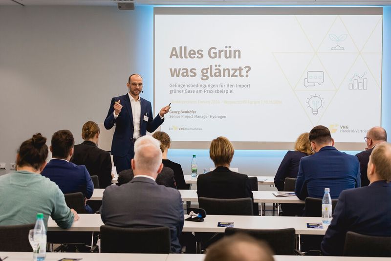 Grüne Wasserstoff-Importe unter der Lupe: VNG-Experte Benhöfer analysiert den möglichen Gasimportmarkt auf der Förderprozess-Foren-Bühne. Der Senior Project Manager von VNG erklärt, warum der freie Markt allein die Energiewende nicht alleine stemmen kann. (Bild: Stefan Bausewein)