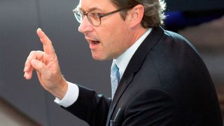 Bundesverkehrsminister Andreas Scheuer stellt sich vor das KBA. (BMVI)