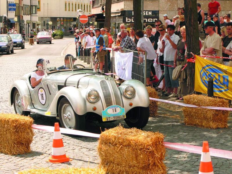 Alles andere als eine Schönwetterausfahrt: 180 Teilnehmer nehmen alljährlich die oft sehr sportlichen Wertungsprüfungen unter die Räder.  (Foto: Dominsky)