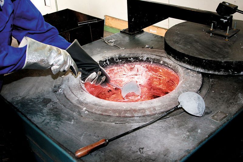 Bild 5: Gegen Strahlungshitze sollte am besten ein auf Handrücken und Stulpe aluminisierter Handschuh eingesetzt werden, der die Hitze von bis zu 1200 °C nach außen reflektiert.  (Bild: KCL)