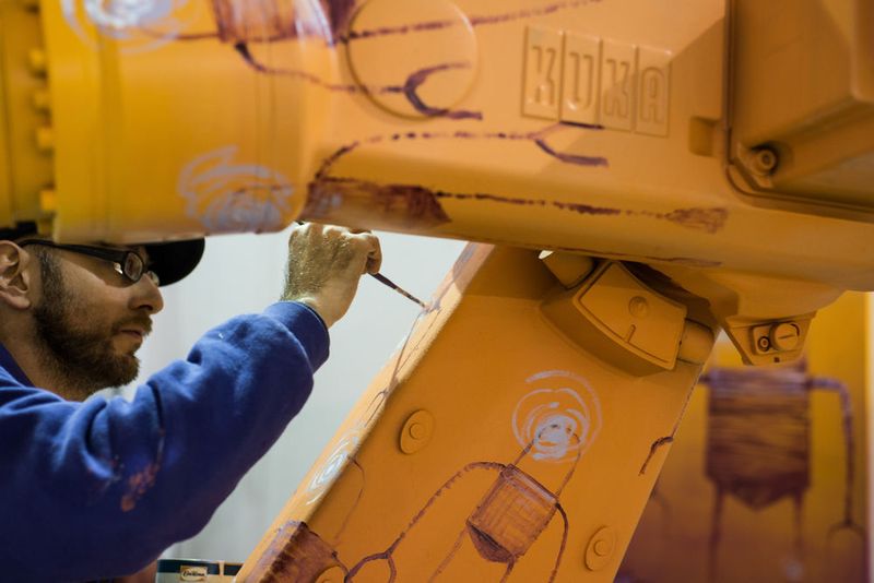 Künstler verzieren den Palletierroboter an der Paratissima in Turin (Bild: Kuka Roboter GmbH)