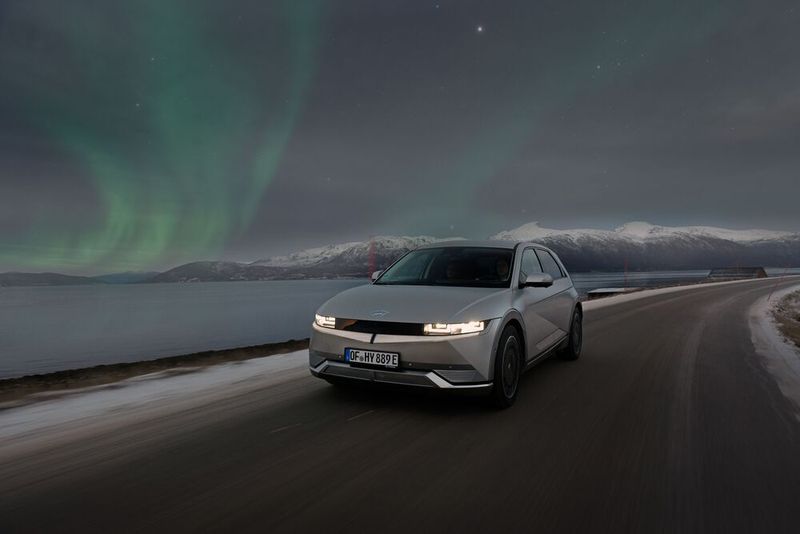 In Tromsö herrschte Polarnacht. Ein beeindruckendes Umfeld für einen Fahrzeugtest. (Bild: Hyundai/ Christian Bittmann)