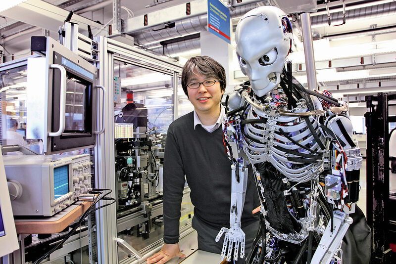 Prof. Kei Okada mit Kenshiro bei der Maxon Motor AG in der Schweiz. (Bild: maxon)